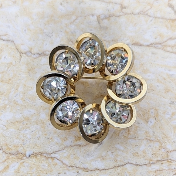 Vintage Jewelry - Vintage Multi Clear Round Rhinestone Gold Tone Shiny Costume Brooch Pin